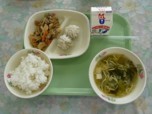 P1090384 今日の給食のご飯は、鹿嶋市のコシヒカリでした。おいしくいただきました。\