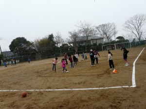 P1090436 今日はお昼休みに雪が降りました。子ども達はおおよろこびで、寒さを忘れてかけまわっていました。\