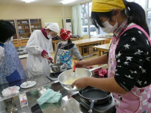 P1090445 ものづくりクラブでは、クレープとべっこうあめを作りました。どちらも美味しくできました。\