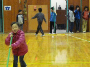 P1090551 2年生と5年生が体育館のモップがけを行いました。とてもきれいになりました。\