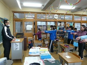 P1090638 6年生の教室では、卒業式の準備が進められています。\