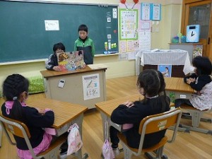 P1090652 5年生 図書委員会のみなさんの読み聞かせ(1年生へ)\