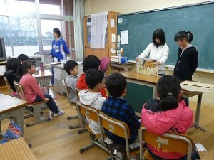 P1090655 読み聞かせ(2年生へ)\