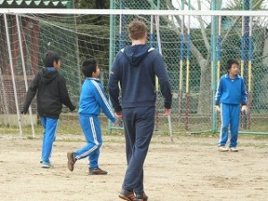 P1090774 休み時間に一緒にサッカーをやりました。\