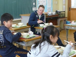 P1090778 3年生の教室で給食を食べました。\