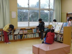 P1090824 朝の奉仕作業は、図書室の整理を行いました。(3・4年生)\