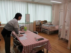 IMG_0109 保健室では視力検査です。\