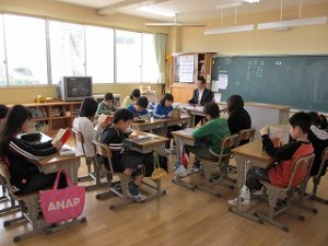 IMG_0175 真剣に読んでいますね。\