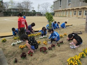 IMG_0180 奉仕活動 3・4年生:花壇の草抜き作業