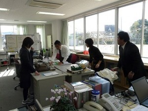 P1100084 みんなで机の移動\