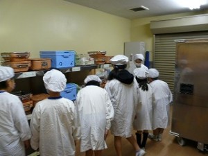 P1100317 元気にあいさつ 給食の準備