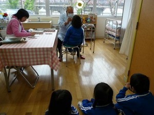 P1100325 みんな行儀よく検査をうけていました。\