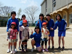 P1100358 さっそく 休み時間は、楽しく遊んでいました。\