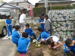 P1100402 今日の奉仕作業:1・2年生と5年生 頑張ってくれました。\