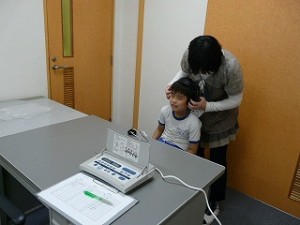 P1100430 聴力検査の様子\