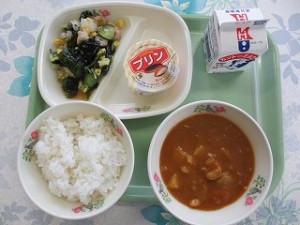 カレーとシーフードサラダ