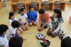 IMG_4920 図書室の畳の上でお茶会です。\