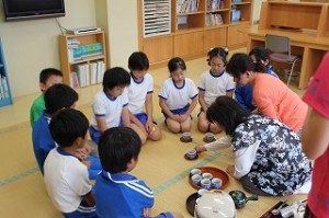 IMG_4926 お茶の入れ方の学習を行いました。\