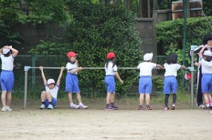 IMG_4935 鉄棒 お手本は、さすが3年生\
