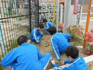 P1100515 6年生による奉仕活動\