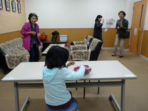 P1100662 今日は、一人です。宿題をしています。\