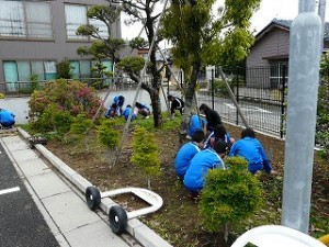 P1100665 6年生による奉仕活動\