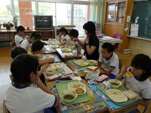 P1100693 楽しい給食風景