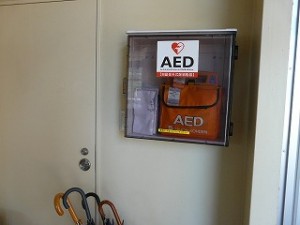 P1100824 AEDを設置しました。特別棟1階入口 左側壁面