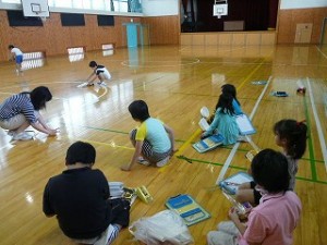 P1110014 3年生の理科学習(風、ゴムでうごくおもちゃ)はりきっていました。\