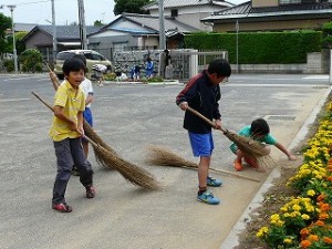 P1110029 朝の芳斉活動(1・2年生と5年生)\