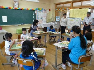 P1110130 給食センターより学校訪問\