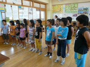 P1110465 合唱の練習(低学年)\