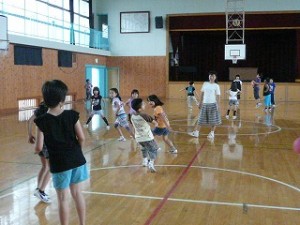 P1110467 みんなでドッジボール(低学年)\