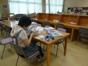 P1110927 シート貼り、コンピュータへの入力・・・頑張ってます。\