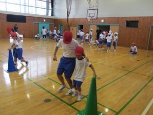 IMG_0989 全体練習では,子ども会対抗の二人三脚の練習をしました。\