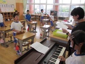 IMG_0998 4年生の合唱の練習です。大きく口を開けましょう。\