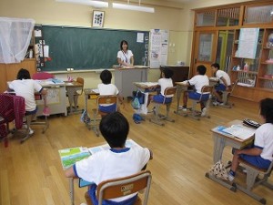 IMG_1009 5年生の社会の学習です。先生の話がおもしろい。\