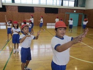 IMG_1023 輪になって鹿嶋です。上手に踊るのは難しい。\