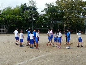 P1120545 グラウンドの石拾い :奉仕活動\