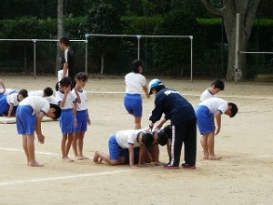 P1120564 組体操頑張っています。\