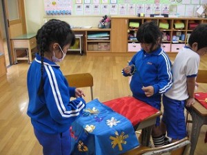 IMG_0550 運動会で使うはっぴづくりを2年生が1年生に教えています。\