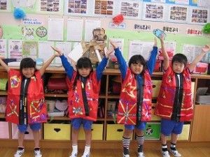 IMG_0551 はっぴが完成。1年生はうれしそう。\