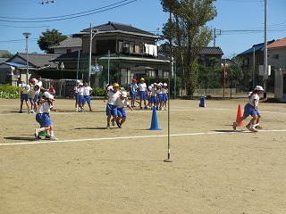 IMG_1099 業間の時間に子ども会対抗二人三脚リレーの練習をしました。\
