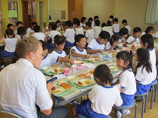 IMG_1115 紅白分かれてふれあい給食をしました。絶対僕たちが勝つぞ!\