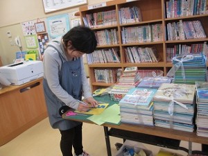 IMG_1162 学校図書館司書の倉持先生、お仕事ご苦労様です。\