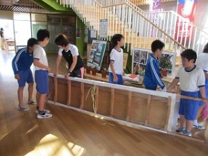 IMG_1219 運動会の門看板の花付け、どうやってつけようか?\