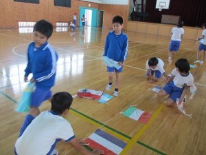 IMG_1225 万国旗同じ間隔でね!\