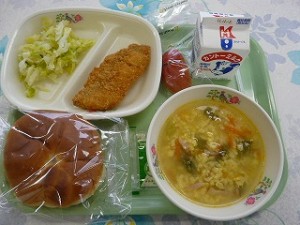 11月26日 フィッシュバーガー 白身魚フライ ボイルキャベツ まるパン
