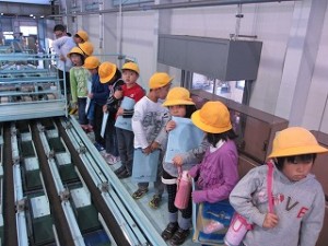 IMG_1487 3年生のピーマン出荷場に見学にいきました。すごい機械だ!\