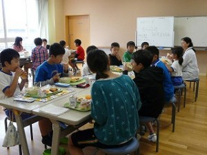 P1130395 ふれ合い給食の様子\